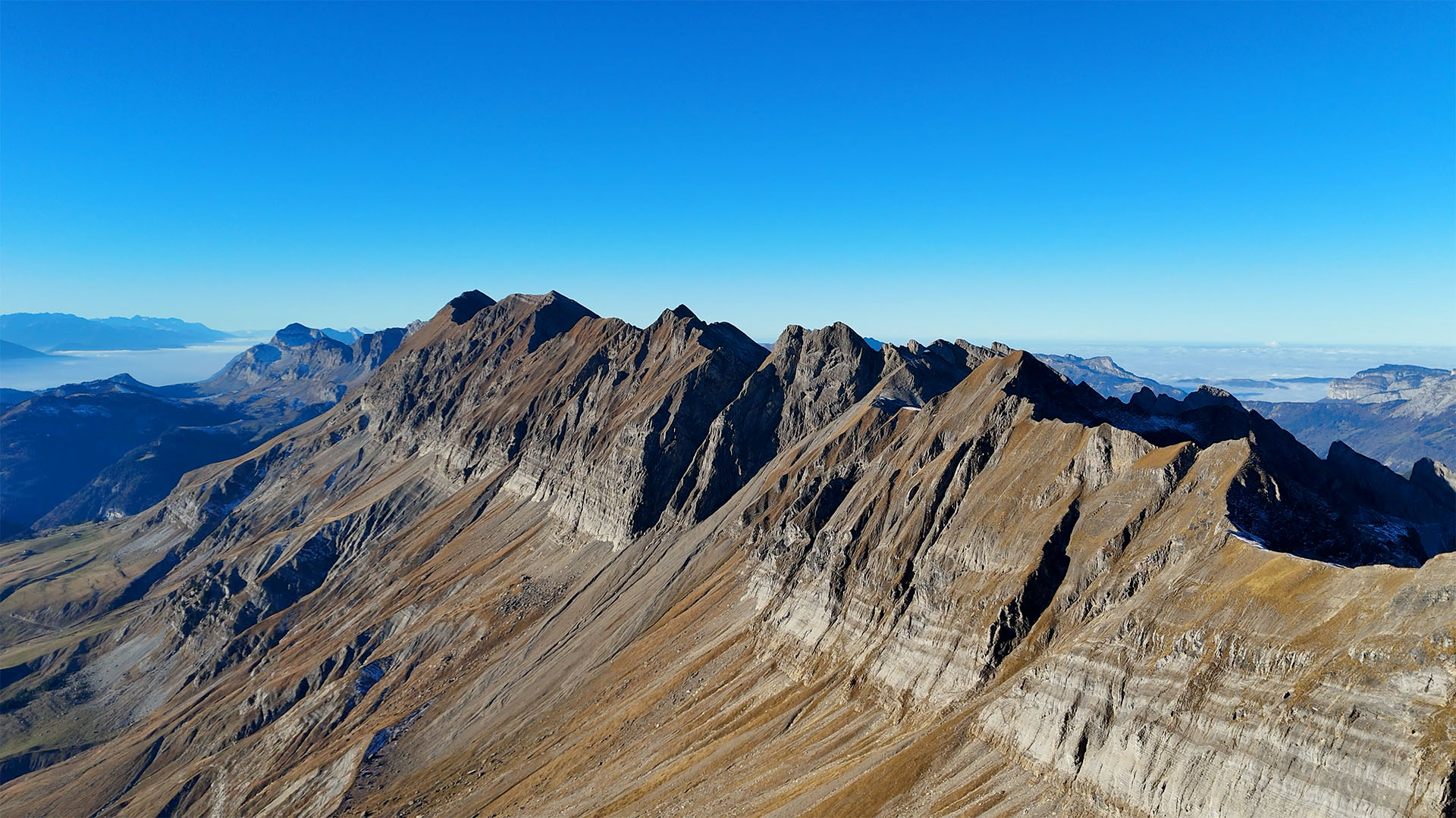 ligne de crête des aravis vue depuis un drone ligne de crête des aravis vue depuis un drone