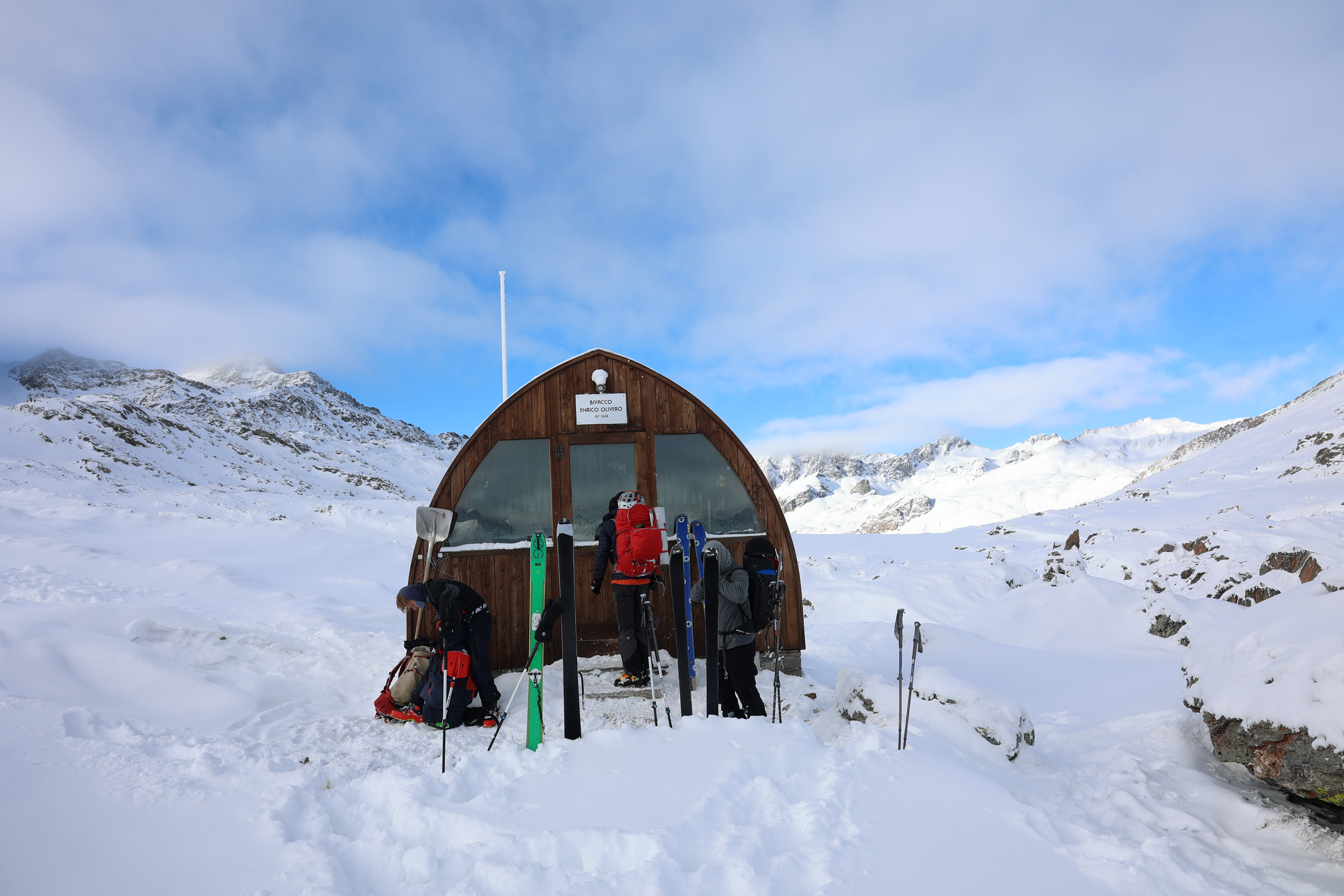 Bivouac Olivero, cabane d'architecte dans un milieu de neige et de cailloux