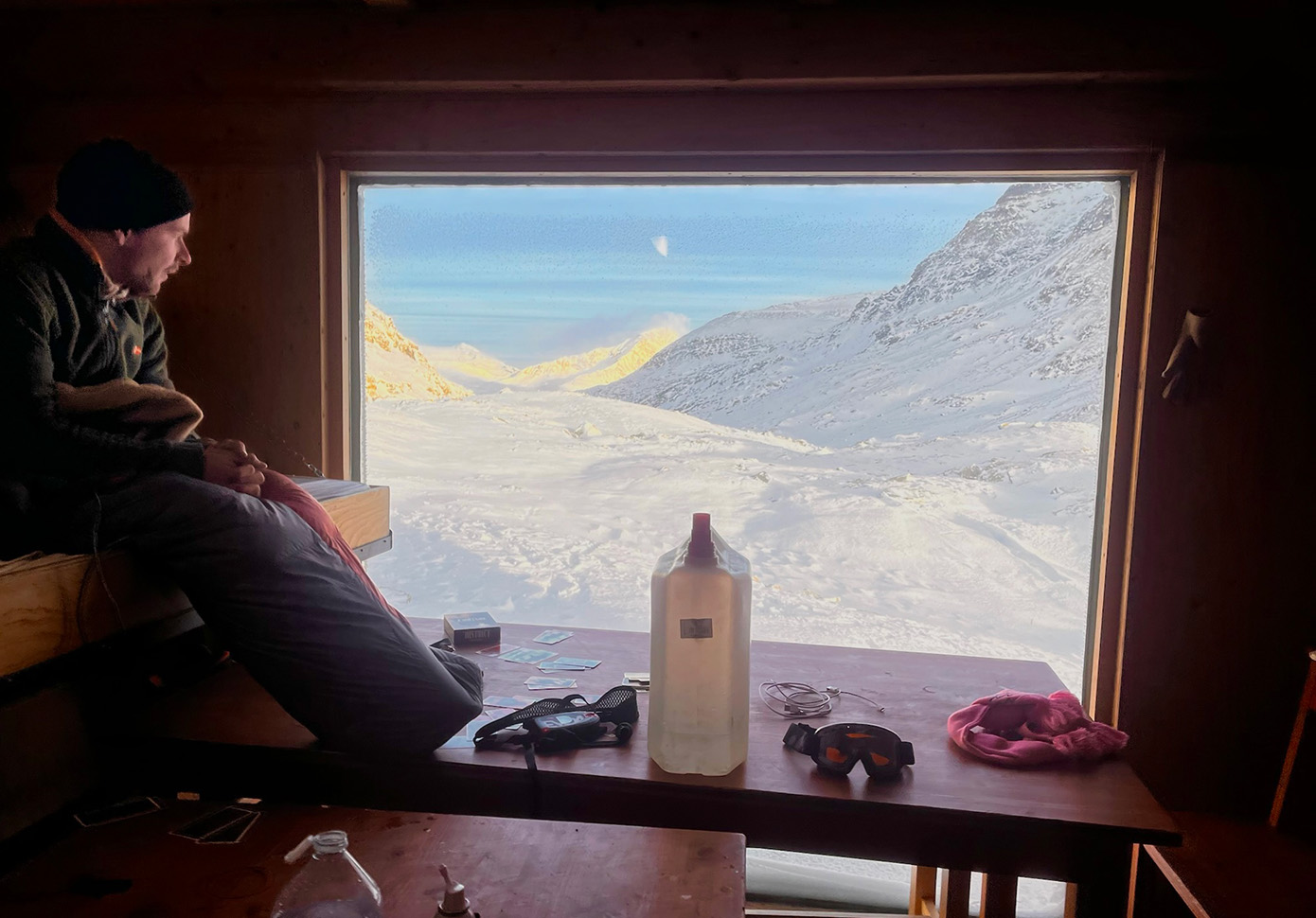 interieur du refuge hannibale avec une énorme baie vitrée donnant sur le lac enneigée de la Savine interieur du refuge hannibale avec une énorme baie vitrée donnant sur le lac enneigée de la Savine