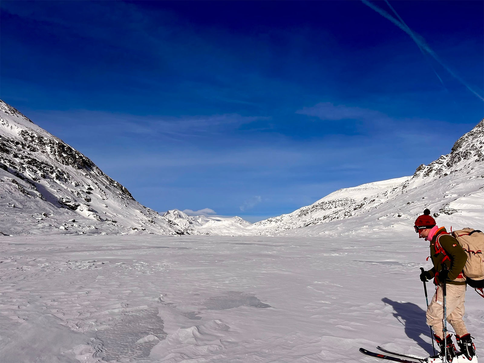 ski de rando avec une echarpe rose sur le lac gélé et enneigé de la savine ski de rando avec une echarpe rose sur le lac gélé et enneigé de la savine