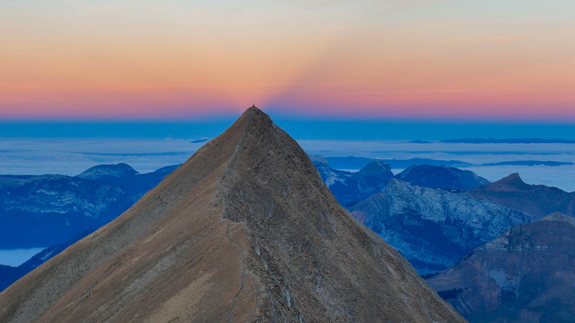 Crête du Tardevant, une crête à la géométrie parfait, avec une silhouette en haut contrastant avec les lueurs rosées et bleutées de début de journée