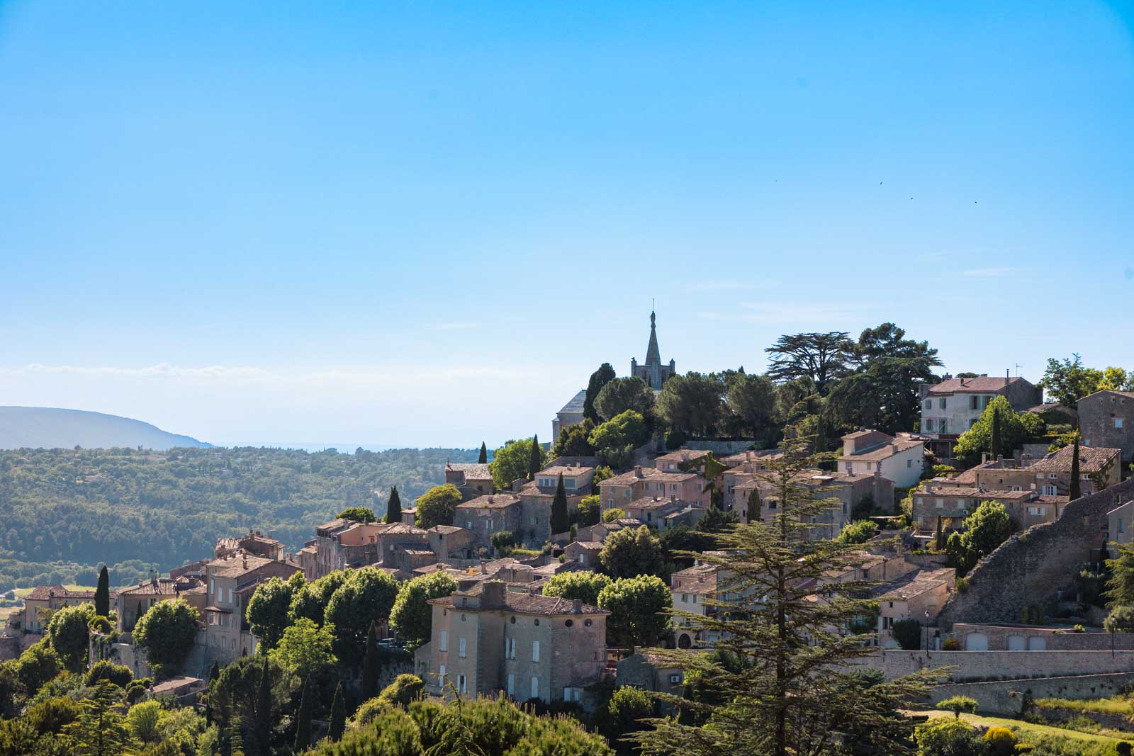 Alpilles et Luberon sur un week-end bonnieux plan beau village de france à flan de falaises, surmontée de son clocher avec la plaine du lubéron en arrière plan