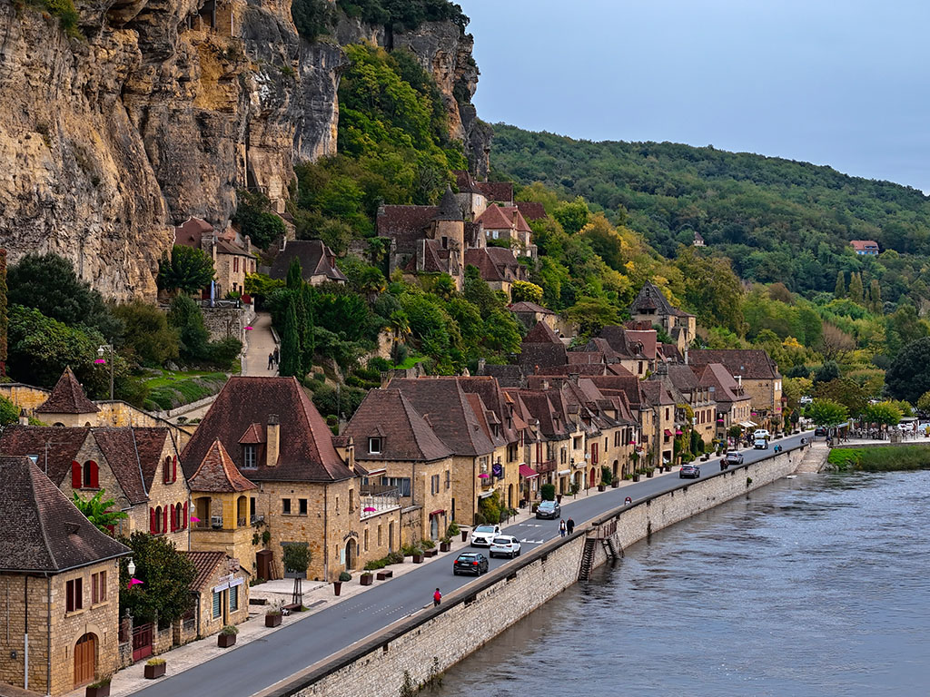 Un week-end à la découverte du Périgord (2/3j) vue aérienne du village de la roque gageac aux magnifiques batisses bordant la dordogne