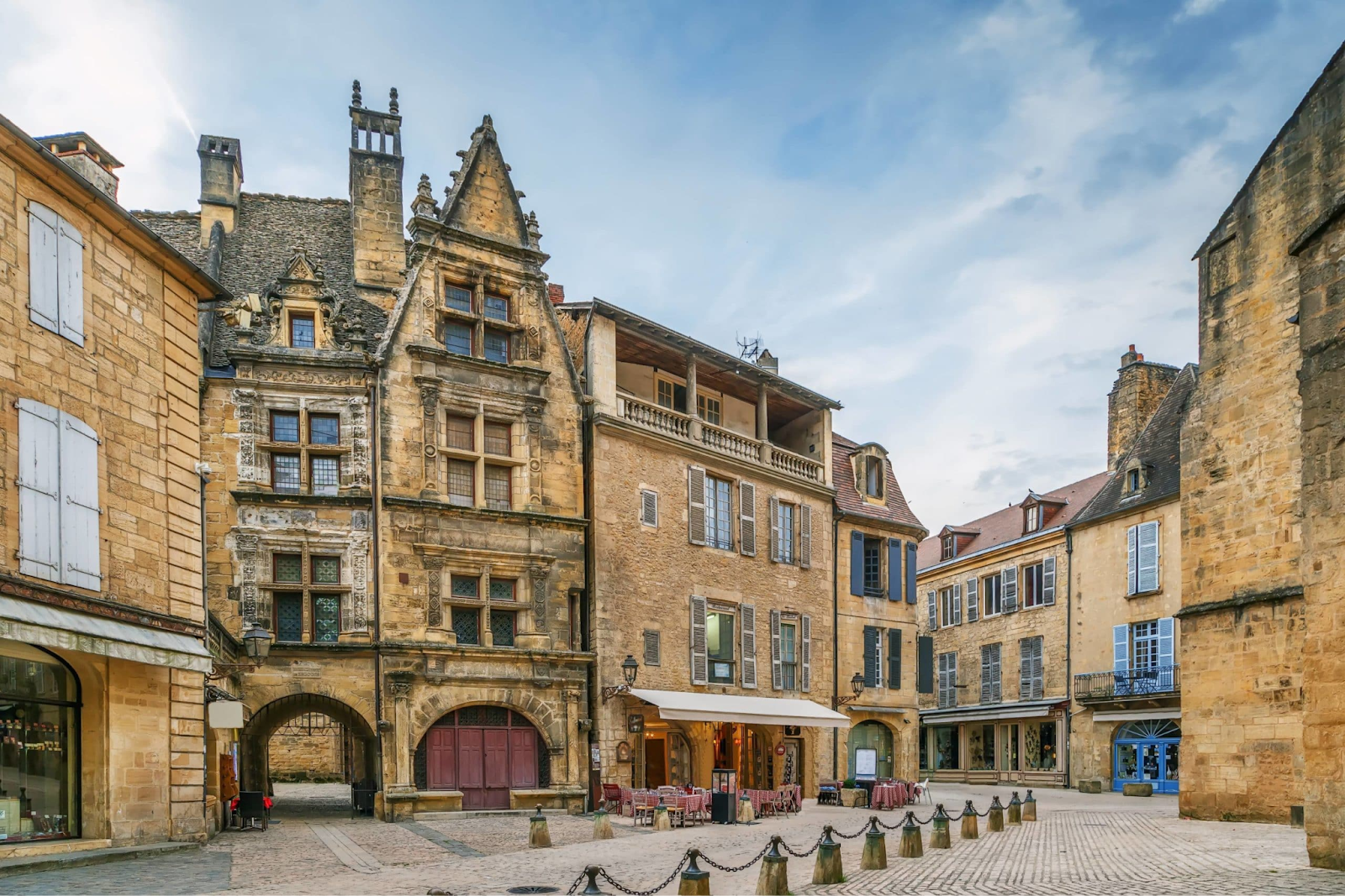 maison de la boetie dans les rues pavés et les façades jaunes de Sarlat la Canéda