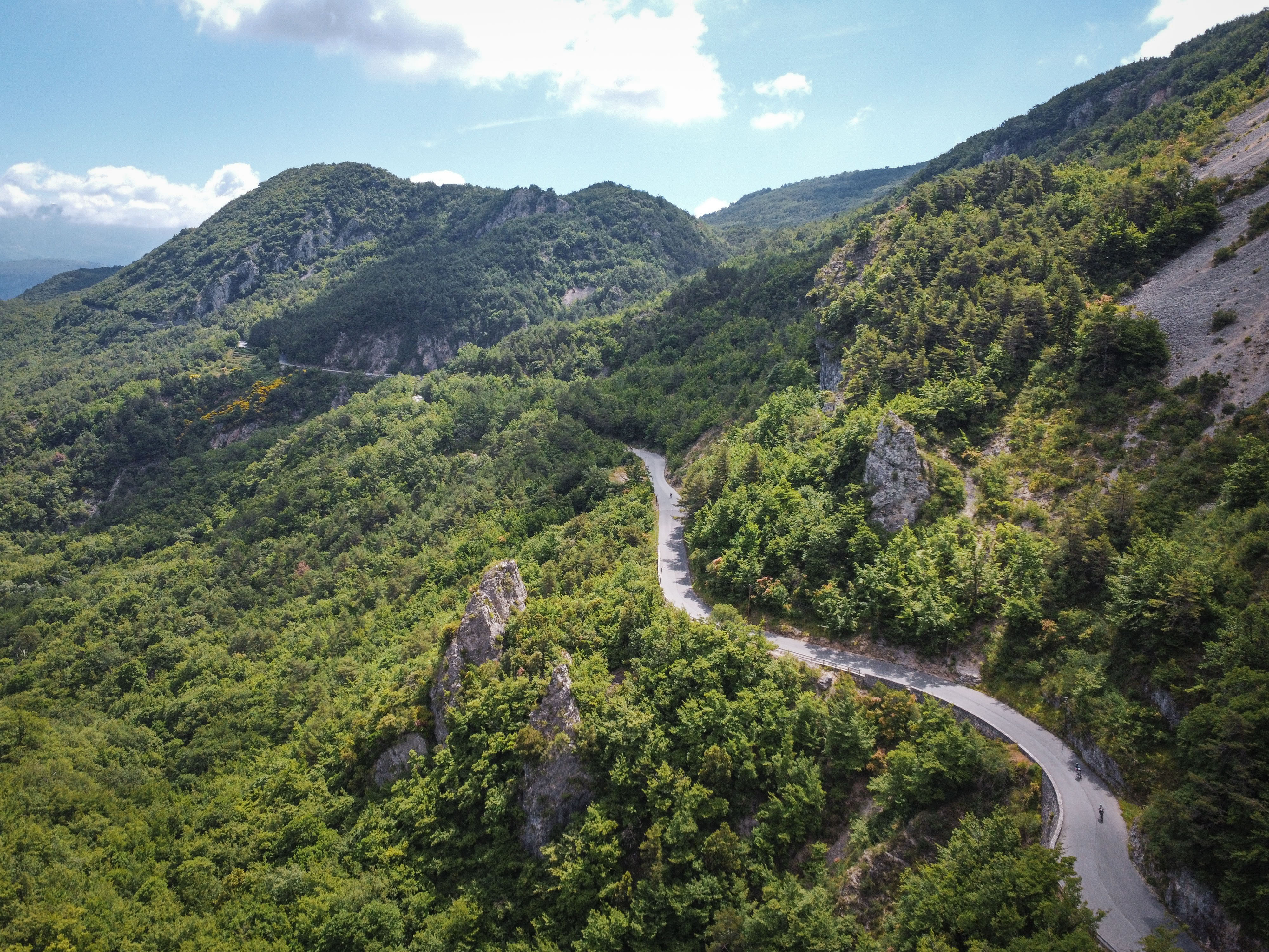 ruban de macadam à flan de montagend dans l'arrière pays nicois
