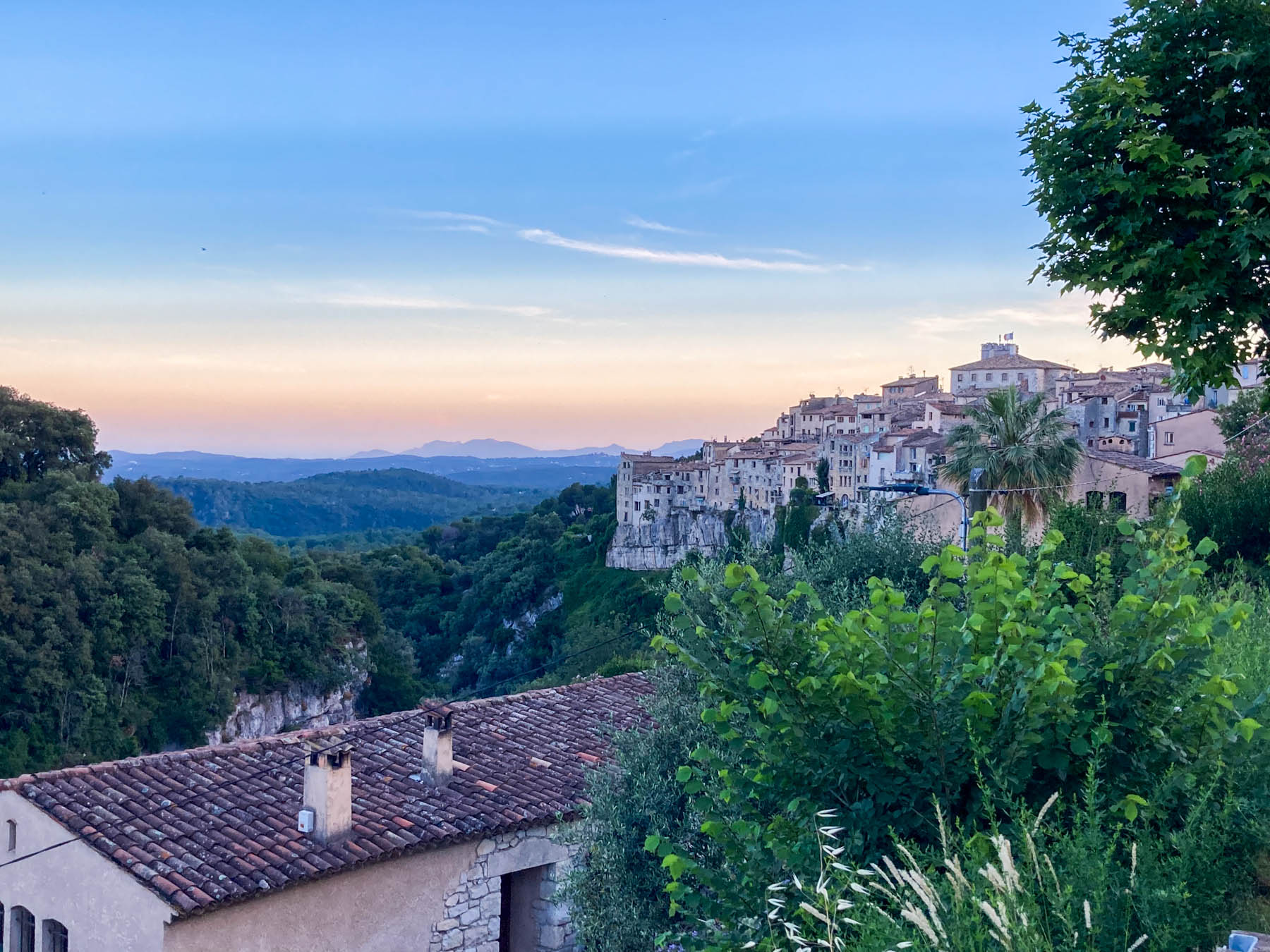 Tourette sur loup, village médiéval dans l'arrière pays niçois avec en arrière plan le massif de l'Esterel dans une couleur cuivrée Tourette sur loup, village médiéval dans l'arrière pays niçois avec en arrière plan le massif de l'Esterel dans une couleur cuivrée