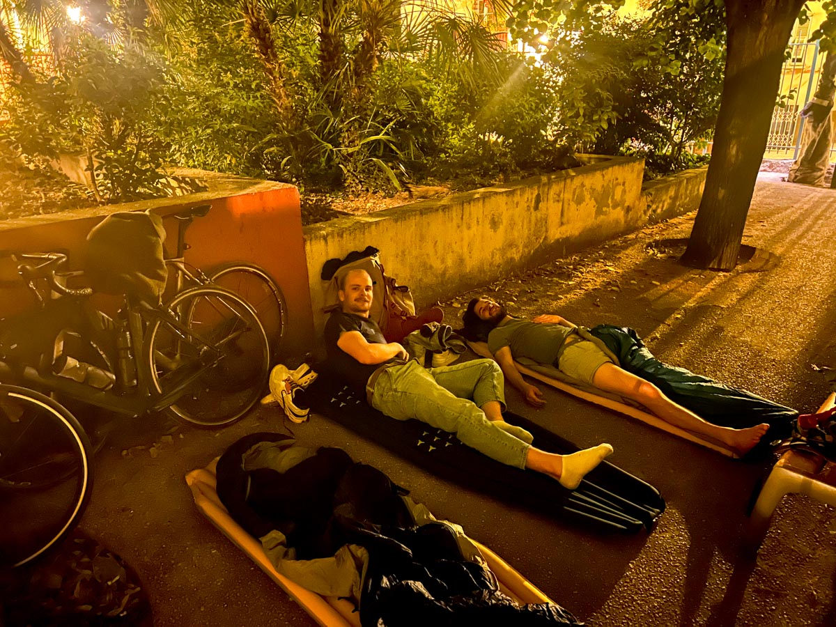 Camp de nuit à la belle étoile, duvet et tapis de sol gonflable dans le square de l'Abbé Isnardi