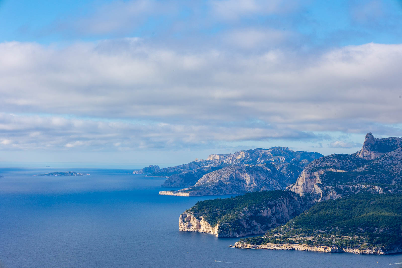 les calanques de marseille vu depuis la route des crêtes plongeant dans la mer méditerrannée