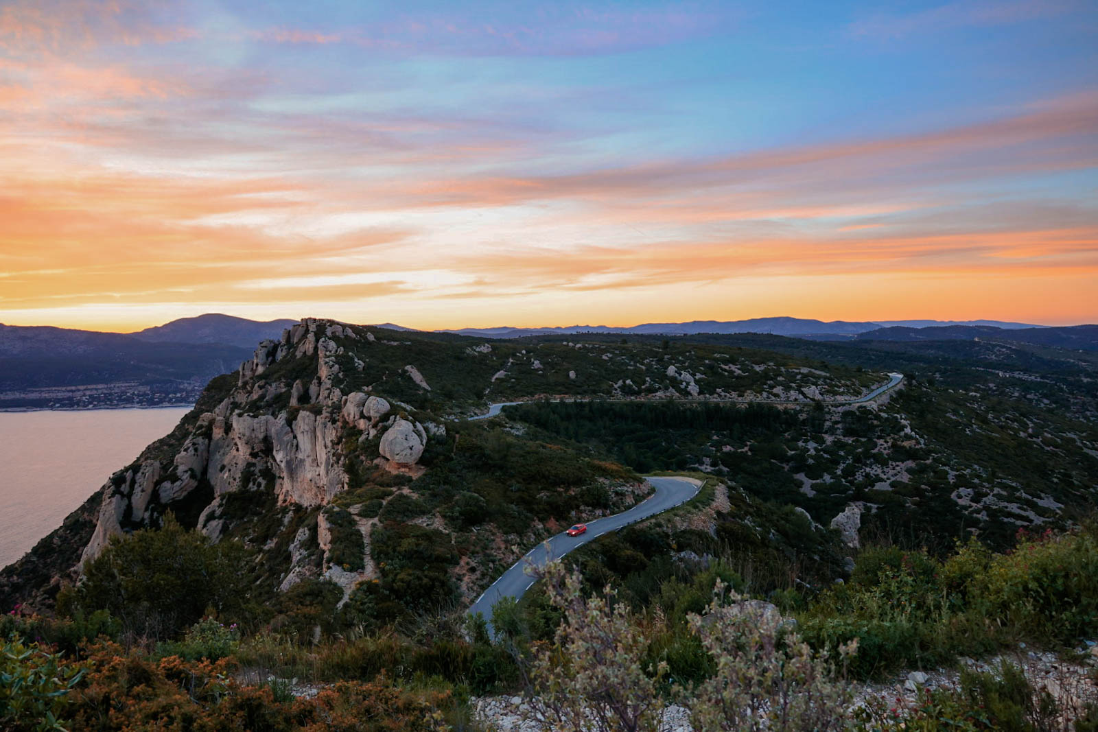 Photo de la route des crêtes des falaises de de Soubeyranes dans la lumière rosée du soir 