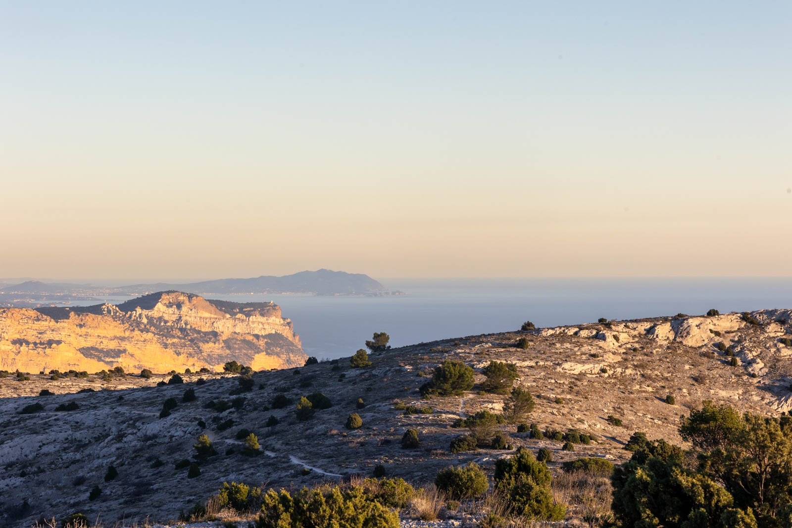 sommet du mont puget, vue plongeante sur la mediterrannée, et le cap Canaille