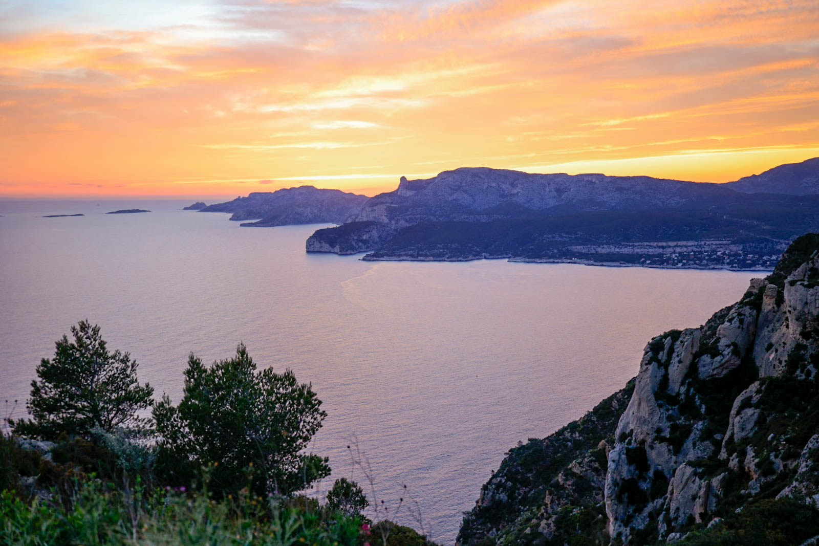 falaise des calanques de marseille dans lun soleil couchant vue depuis la route des crêtes