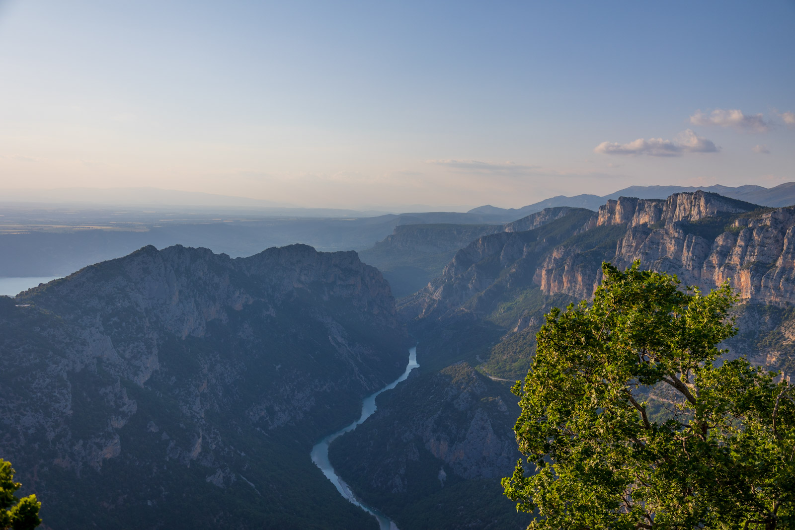 Poitn de vue sur la fin des gorges du Verdon dans les couleurs du soir 