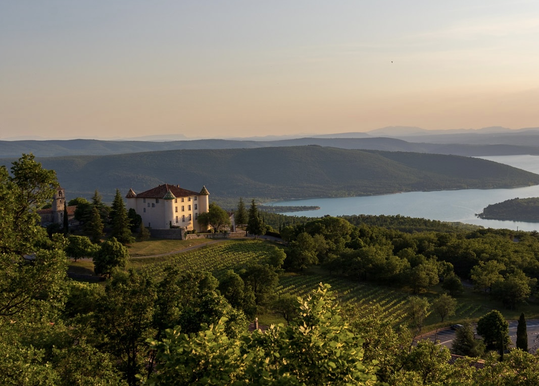 Aiguines Château d'Aiguines surplombant le lac de Sainte-Croix, destination randonnée et aventure outdoor en Provence