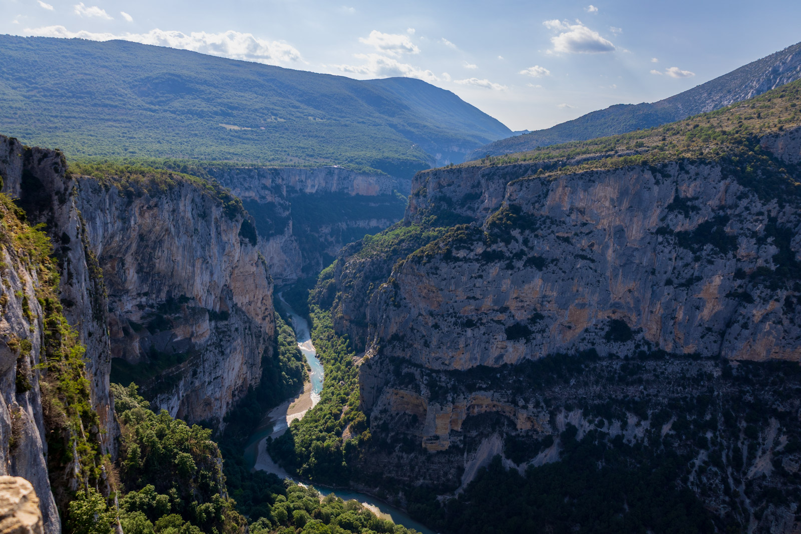 Gorges spectaculaires avec rivière sinueuse, falaises calcaires et montagnes boisées pour aventures outdoor en France