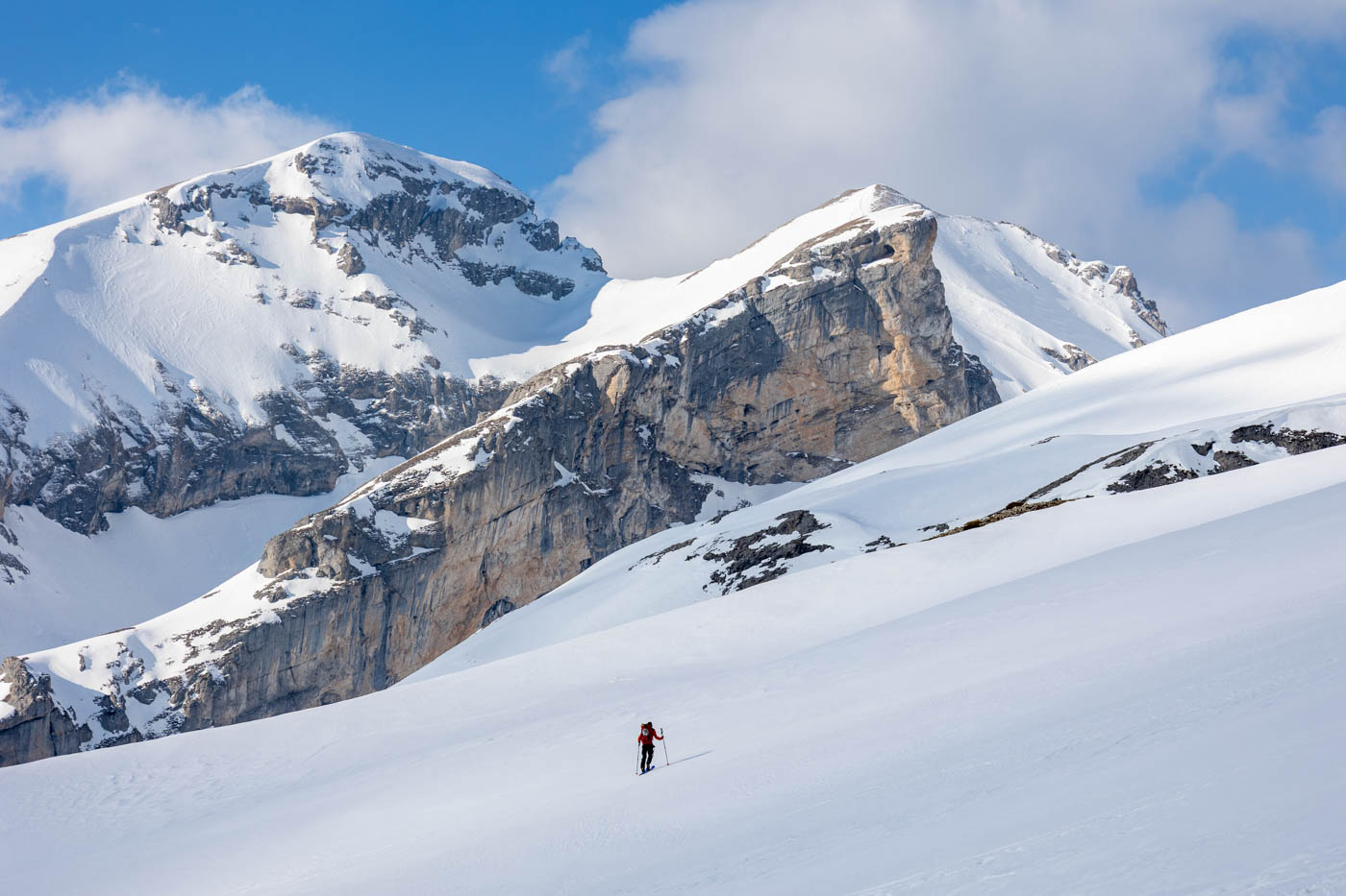 Les Chouroums Olympiques Skieur en randonnée alpine aux Chouroums Olympiques, montagne enneigée et paysage hivernal spectaculaire